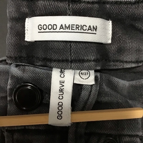 Good American Good Curve Crop Jeans in Black 075. - Picture 8 of 12